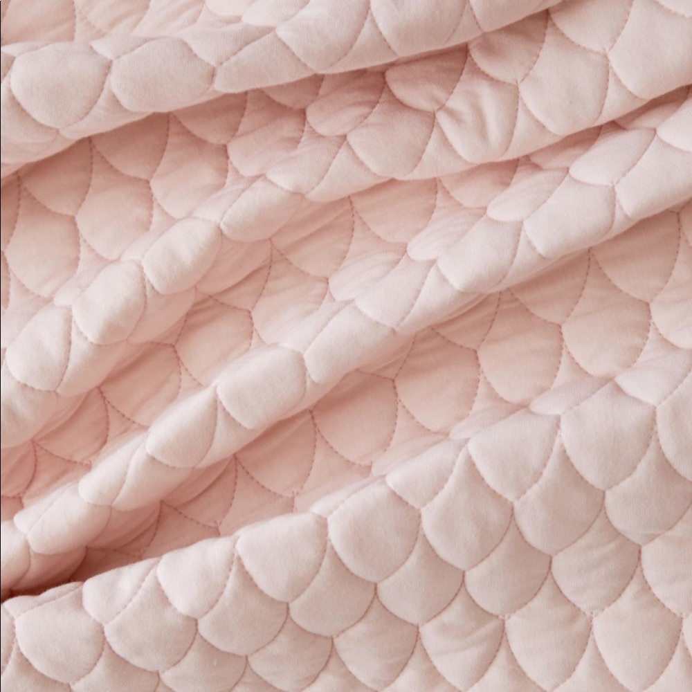UO Scalloped Cotton Jersey Quilt - Picture 3 of 5